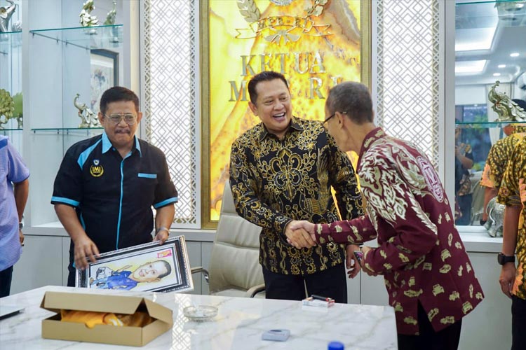 Ketua IMI Bambang Soesatyo menerima Badan Pembina IMI Pusat Ricardo Gelael bersama pengurus Perhimpunan Penggemar Mobil Kuno Indonesia (PPMKI) Kota Solo di Jakarta, Kamis (24/8/23). (FOTO: MPR RI)