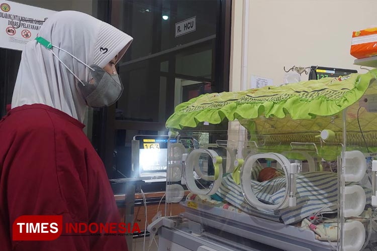 Salah satu bayi kembar tiga yang dirawat dalam inkubator RSUD Moch Saleh, Kota Probolinggo. (Foto: Rizky Putra Dinasti/TIMES Indonesia)