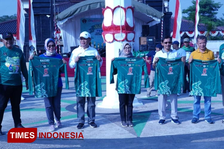 Bupati Blitar Luncurkan Jersey Gowes Palah di Tengah Festival Olahraga Tradisional