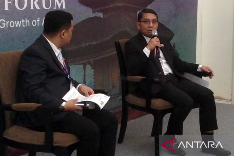Sekretaris Jenderal Kementerian ESDM Dadan Kusdiana (kanan) saat konferensi pers di sela Pertemuan Menteri Energi ASEAN ke-41 dan Forum Bisnis Energi ASEAN di Nusa Dua, Kabupaten Badung, Bali, Kamis (24/8/2023) (FOTO: ANTARA/Dewa Ketut Sudiarta)