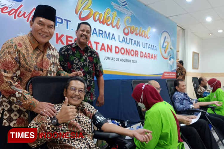 Direktur Utama PT DLU Erwin H Poedjono saat melakukan donor darah dalam rangka merayakan HUT ke-78 RI, Jumat (25/8/2023).(Foto : Lely Yuana/TIMES Indonesia)