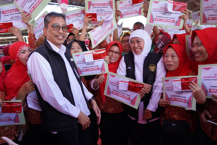 Pemprov Jatim Kolaborasi dengan Bank Jatim Salurkan Bantuan Langsung Tunai untuk Buruh Pabrik