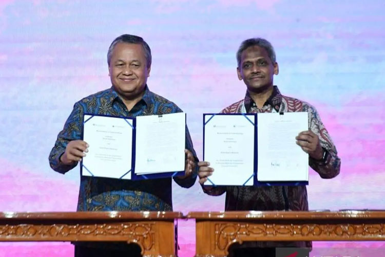 Gubernur Bank Indonesia Perry Warjiyo (kiri) bersama Gubernur Bank Negara Malaysia Abdul Rasheed Ghaffour menunjukan berkas MoU LCT di Jakarta, Jumat (25/8/2023). (ANTARA FOTO/Hafidz Mubarak A/nym)