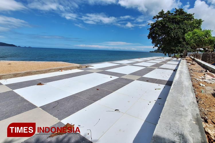 Proyek Landmark Desa Bobong, Kabupaten Pulau Taliabu, Maluku Utara, yang sedang dikerjakan di Pulau Taliabu. (Foto: Husen Hamid/TIMES Indonesia) 