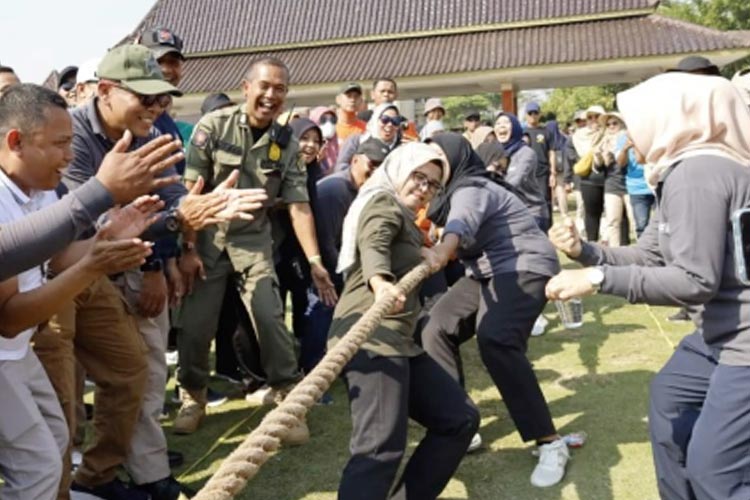 Bupati Blitar Rini Syarifah Meriahkan Festival Olahraga Tradisional 2023