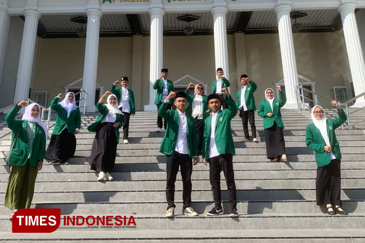 Mahasiswa Tak Sabar Menunggu Momen Wisuda di Gedung Mirip Istana Merdeka