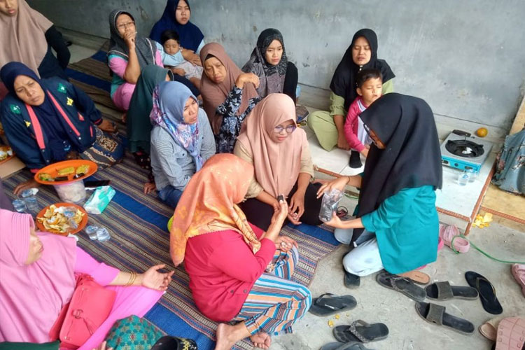 KSM-T Unisma Malang Manfaatkan Limbah Batok Kelapa jadi Briket untuk Warga Sumberpetung