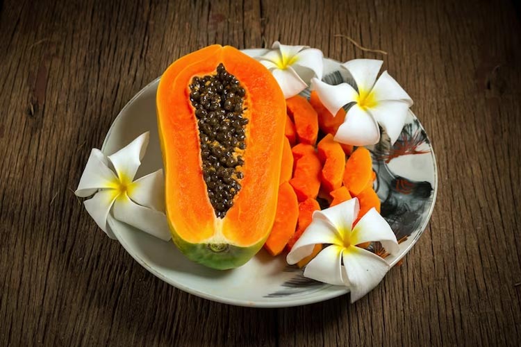 Fresh papaya one of tropical fruits to wash away constipation. (Photo: chercvc999/Freepik)