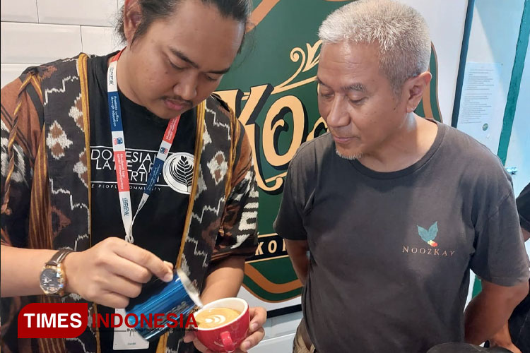 Para peserta lomba latte art saat unjuk kemampuan dalam Lomba Latte Art yang digelar KOSTU MBlock Space, Jakarta, Rabu (24/8/2023). (foto: dok TIN)