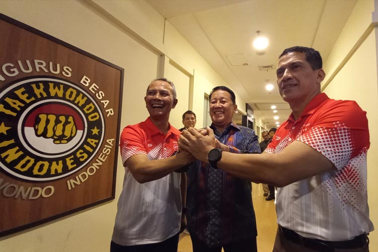Letjen TNI Richard Tampubolon (kanan) resmi mendaftar sebagai calon Ketua Umum Pengurus Besar Taekwondo Indonesia (PBTI). (Foto: Farid for TIMES Indonesia)
