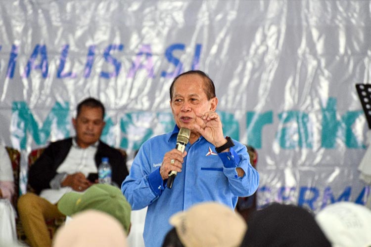 Wakil Ketua MPR RI Syarief Hasan saat sosialisasi Gerakan Masyarakat Hidup Sehat (Germas) di Kecamatan Sukanegara, Kabupaten Cianjur, Jawa Barat, pada Rabu (23/8). (FOTO: dok MPR RI)