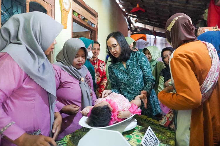 Ketua TPPPK Kabupaten Kediri Pimpin Monev Bulan Timbang Untuk Percepat Penurunan Stunting