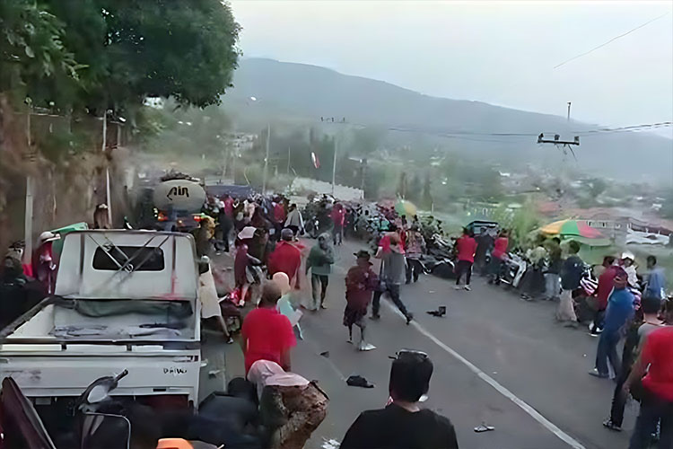 Kecelakaan maut di jalur Pacet, Kabupaten Mojokerto. Sebuah truk tangki air tabrak penonton karnava, Kamis (24/8/2023) (Dok. Tangkapan layar)