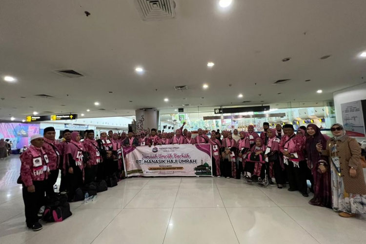 Perdana dari Surabaya, MHU Berangkatkan 46 Jamaah Umrah ke Tanah Suci