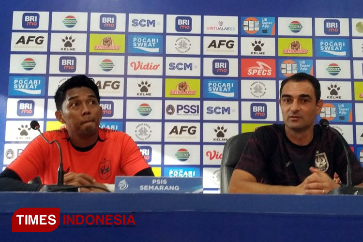Pelatih PSIS Gilbert Agius (kanan) dan Pemain PSIS Rizky Darmawan dalam preskon sebelum laga (Foto : yobby/Times Indonesia) 