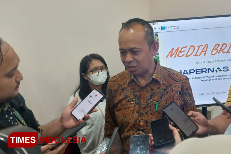 Dirjen Perumahan Kementerian PUPR Iwan Suprijanto saat diwawancarai oleh wartawan di Kantor Kementerian PUPR, Jakarta. (FOTO: Moh Ramli/TIMES Indonesia)