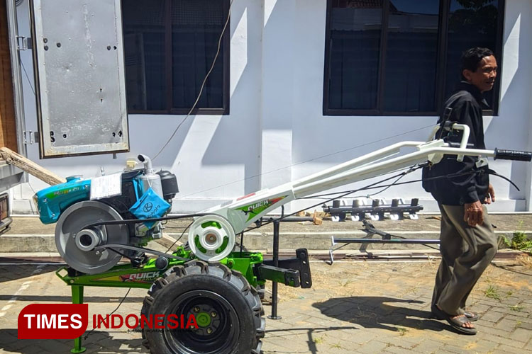 Alat bajak sawah untuk petani di Kabupaten Pacitan mulai diserahkan. (FOTO: Yusuf Arifai/TIMES Indonesia) 