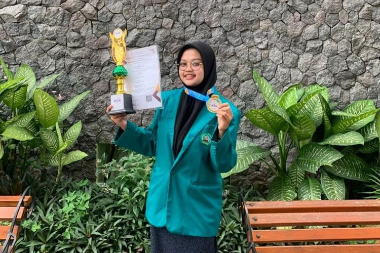 Dian Eka Darmayani, Mahasiswa Fakultas Peternakan Unisma Malang meraih medali emas dalam Kejuaraan Sains Seluruh Indonesia dalam bidang Bahasa Indonesia. (FOTO: AJP TIMES Indonesia)