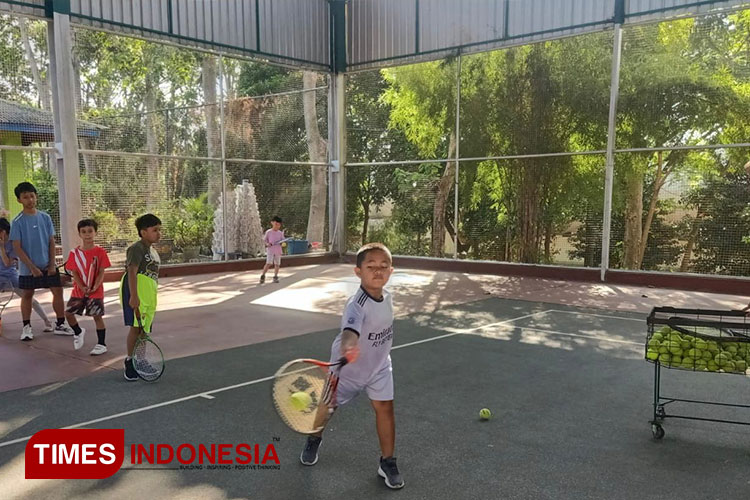 Latihan olahraga tenis lapangan di Gor Tawang Alun Banyuwangi, yang merupakan program coaching clinic. (FOTO: Fazar Dimas/TIMES Indonesia)