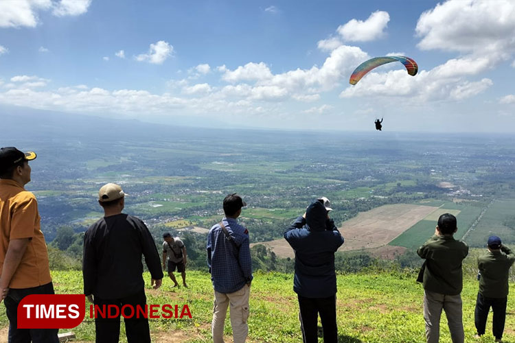 Kepala Administratur (ADM) Perhutani KPH Banyuwangi Selatan, Wahyu Dwi Hadmojo, beserta jajaran saat meninjau aktivitas paralayang di Gunung Menyan. (Foto: Syamsul Arifin/TIMES Indonesia) 