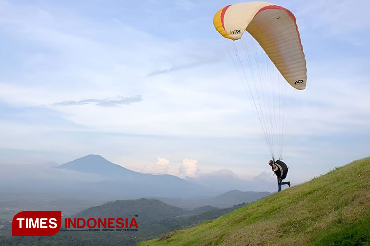 Paralayang Gunung Panten Majalengka. (Foto: Hendri Firmansyah/TIMES Indonesia)
