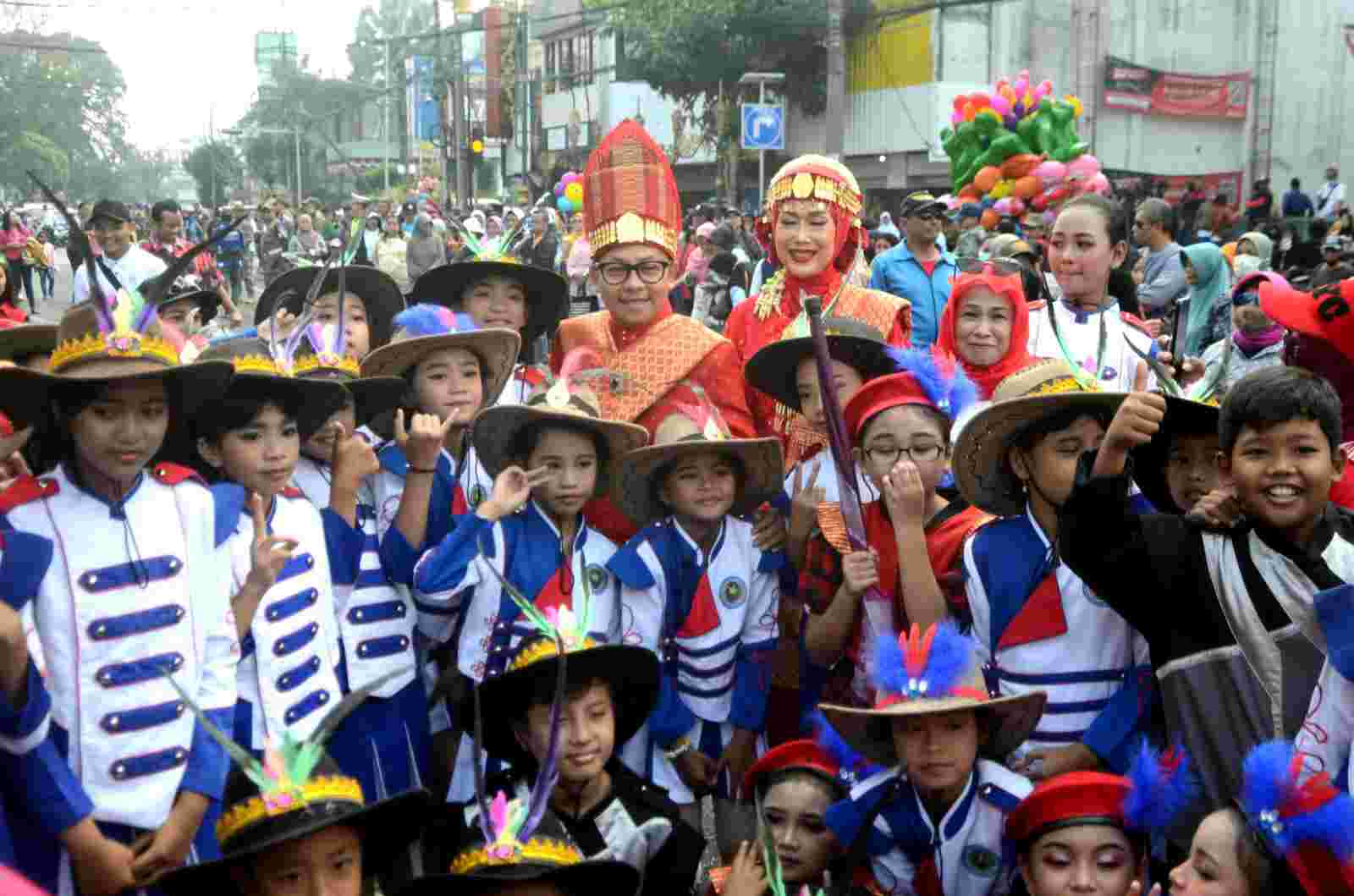 Wali kota Sutiaji bersama masyarakat Kota Malang antusias ikut karnaval. (Foto: Adhitya Hendra/TIMES Indonesia)