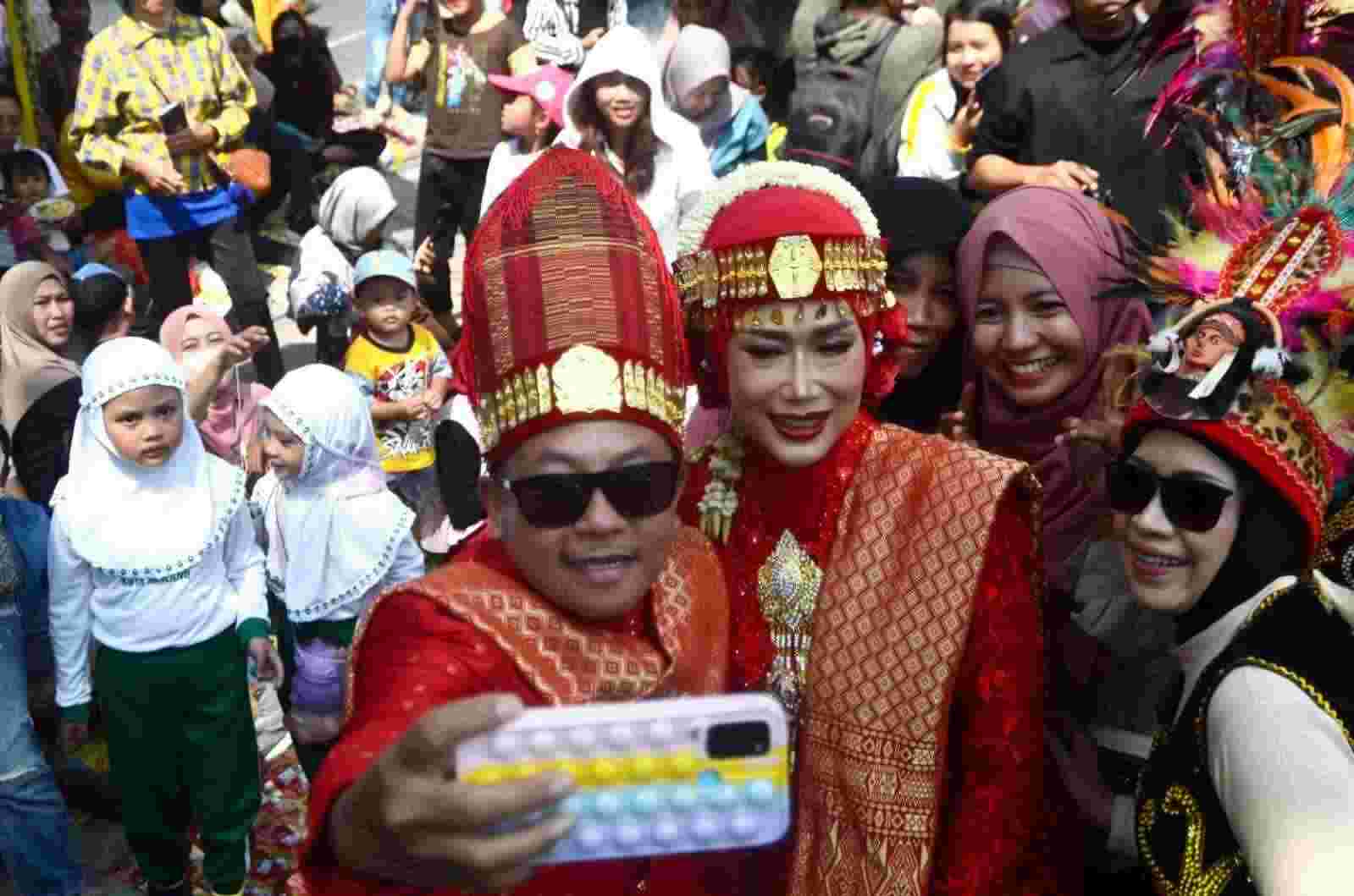 Wali Kota Sutiaji dan istri berselfie dengan ribuan peserta dan pengunjung karnaval Kota Malang. (Foto: Adhitya Hendra/TIMES INDONESIA)
