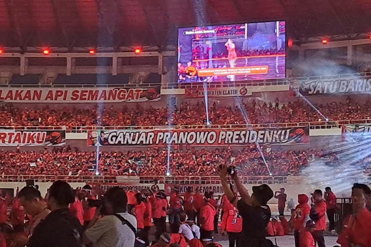 Momentum bersejarah terjadi di Stadion Jatidiri, Semarang, saat acara Konsolidasi digelar oleh PDI Perjuangan. FOTO: Wisnu Kusuma/JPNN.com