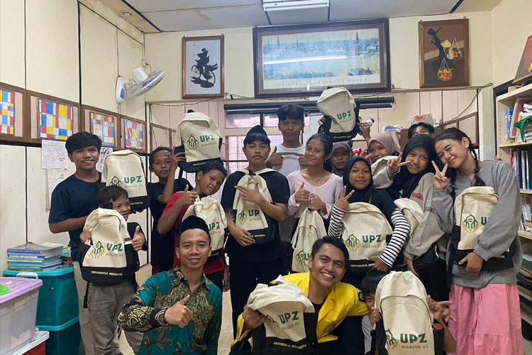 Inspiratif, Masjid UI Salurkan Bantuan ke Anak-anak Sekolah Pemulung