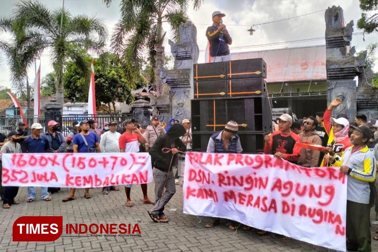 Warga pemohon PTSL di Desa Pesanggaran, Kecamatan Pesanggaran, Banyuwangi, meminta biaya PTSL dan biaya tambahan Rp70 ribu per bidang dikembalikan lantara sertifikat tidak terbit. (Foto : Dokumentasi TIMES Indonesia)