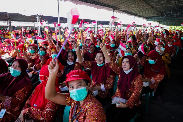 Jadi Tulang Punggung Keluarga, Pekerja Industri Tembakau di Jatim Mayoritas Perempuan