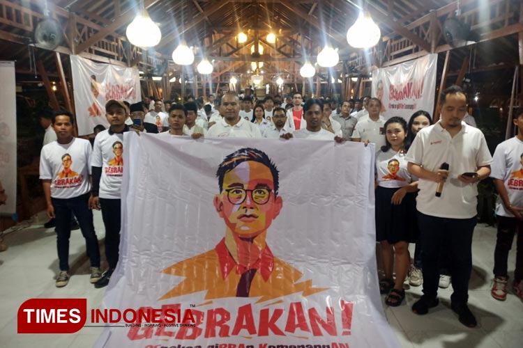 Relawan Gebrakan saat deklarasi dukungan kepada Gibran Rakabuming Raka di Kota Surabaya, Sabtu (26/8/2023) malam. (FOTO: Lely Yuana/TIMES Indonesia)