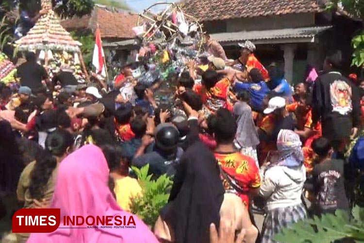 Saling Dorong dan Berebut Gunungan, Meriahkan Tradisi Sedekah Bumi Banjarkerep