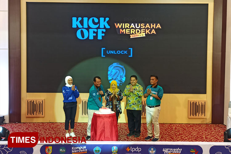 Kick off program Wirausaha Merdeka yang dibuka oleh Direktur Polije, Saiful Anwar bersama Kepala Diskop-UKM Jatim, Andromeda Qomariah (tengah). (Foto: Siti Nur Faizah/TIMES Indonesia) 