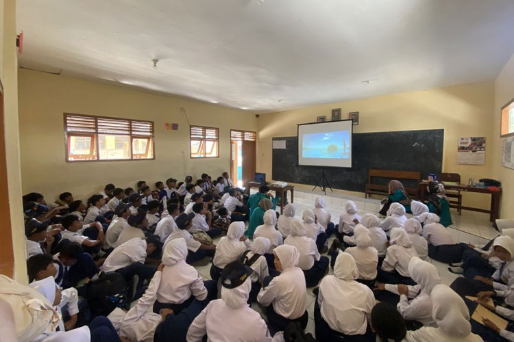 Pupuk Rasa Nasionalisme, KSM-T Unisma ajak SMP Dharma Wanita 01 Senggreng Nobar