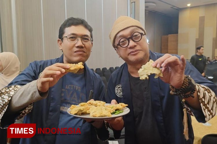 Dik Doank dan GM PT Solusi Bangun Indonesia Tbk Pabrik Cilacap Edi Sarwono mencicipi tempe mendoan spirulina. (FOTO: Dok SBI Cilacap for TIMES Indonesia) 