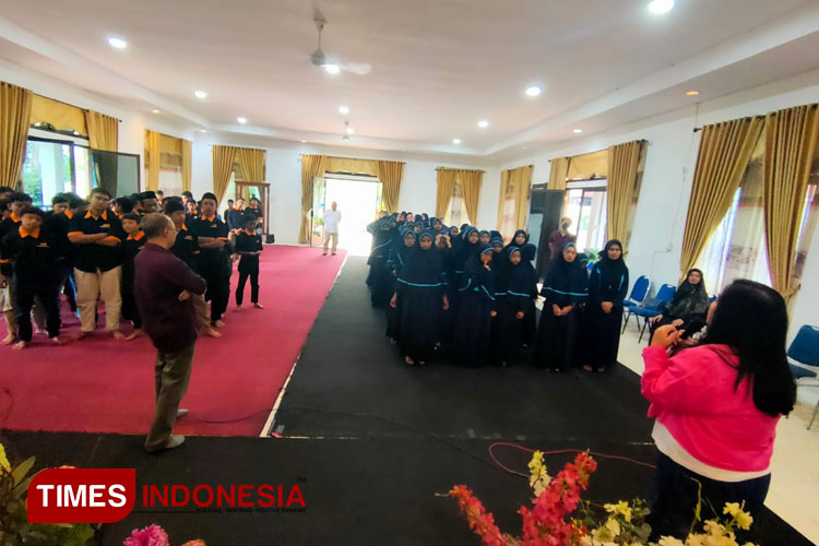 Dr Kusumaningati SH, MM, pemilik Griya Ciptaningati dan ibu asuh dari pelajar di Panti Asuhan Darus Saadah memberikan motivasi kepada siswa, Sabtu (26/8/2023).