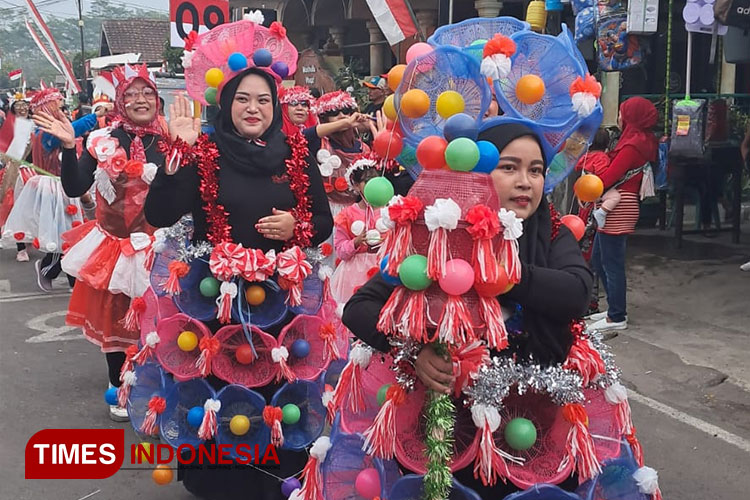 Warga Welirang Kepanjen Gerak Jalan Berkostum Bahan Daur Ulang