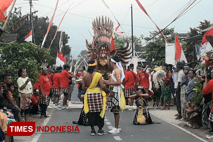 Pertunjukan Garuda Wisnu Kencana di Karnaval Desa Sumberpucung