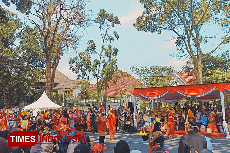 Aksi Wali Kota Malang Joget Bersama Peserta Karnaval Tuai Decap Kagum Masyarakat Kota Malang