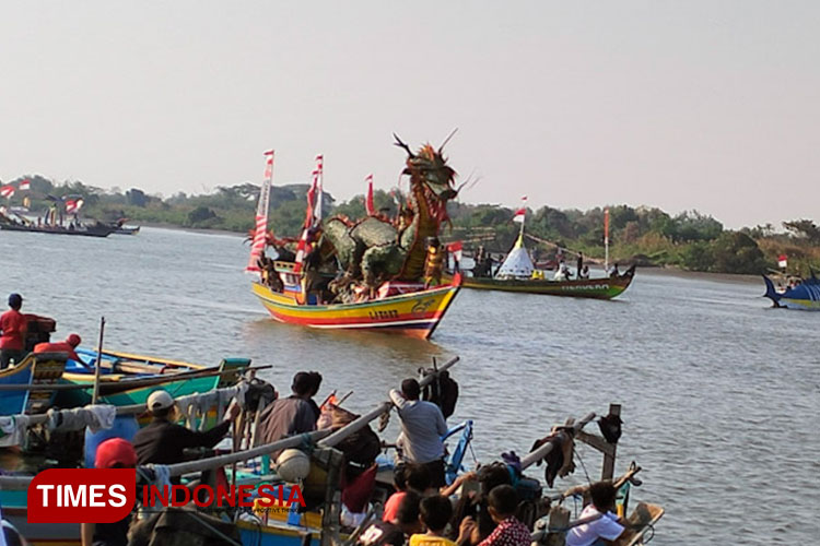 Warga Pesisir Gresik Gelar Karnaval di Perarian, Begini Keseruannya