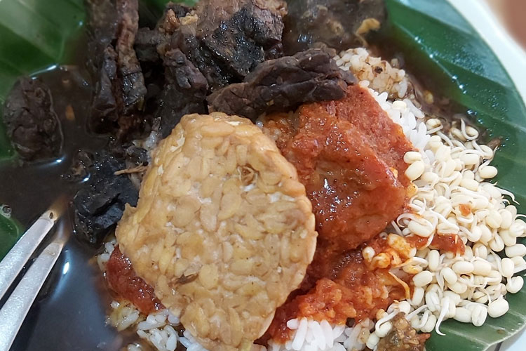 15 Rekomendasi Warung Rawon Terenak Di Pasuruan, Rasanya Nendang Bikin Ketagihan