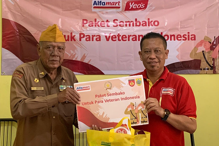 Mochammad Faruq, Regional Corcom Manager PT Sumber Alfaria Trijaya, memberikan bantuan paket sembako untuk veteran di Sekretariat DPC LVRI Kota Malang, Senin (28/8/2023). (Foto: Alfamart for TIMES Indonesia)