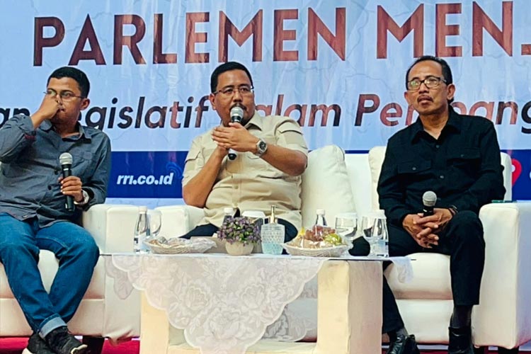 Wakil Ketua DPRD Jatim Anwar Sadad (tengah) saat menjadi pembicara diskusi