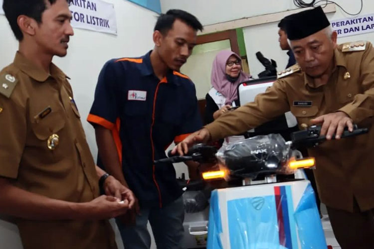 Bupati Malang Sanusi ketika meninjau Unit Usaha Perakitan Sepeda Listrik BUMDes Kertojoyo Desa Sengguruh. (Foto : Prokopim Kabupaten Malang)
