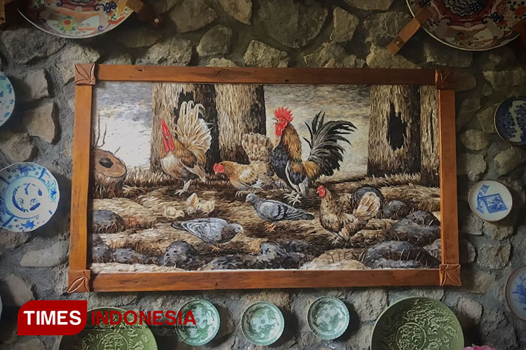 Lukisan mozaik terbuat dari bulu ayam menjadi koleksi yang unik di Galeri D'Limasan Cafe & Eatery. (FOTO: Rindiani Mayasari/TIMES Indonesia)