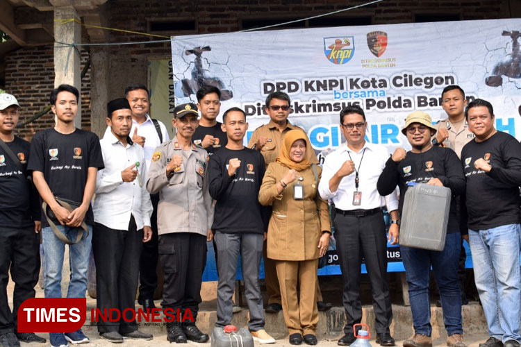 KNPI Kota Cilegon dan Ditkrimsus Polda Banten Bagikan Air Bersih
