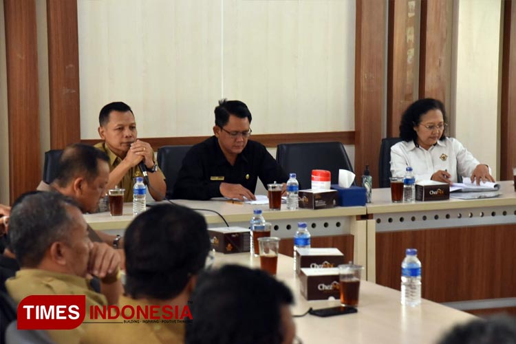 Wakil Bupati Sleman, Danang Maharsa saat menerima rombongan tim pemeriksa dari BPK RI Perwakilan DIY. (FOTO: Fajar Rianto/TIMES Indonesia)