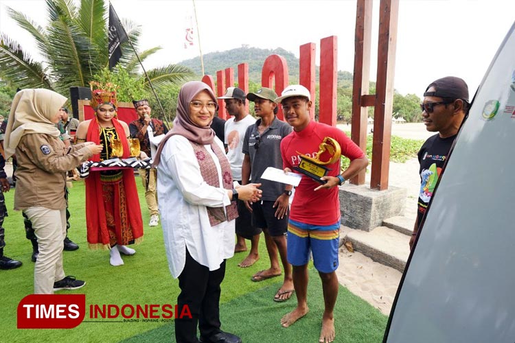 Peselancar Muda se&#45;Nusantara Taklukan Ombak di Red Island Gandrung Surf Competition Banyuwangi