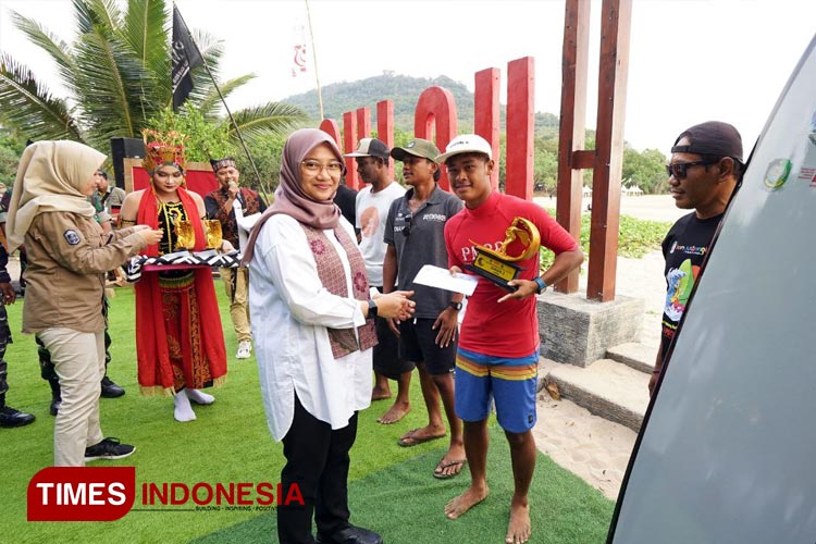 Peselancar Muda se-Nusantara Taklukan Ombak di Red Island Gandrung Surf Competition Banyuwangi